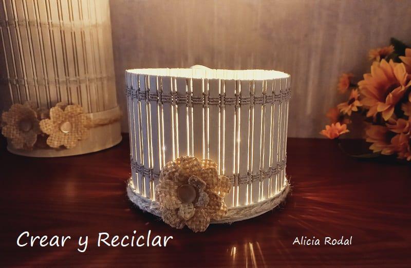 Como hacer hermosas manualidades para decorar tu casa y al mismo tiempo con varias funciones, tan solo con reciclaje. Con una lata grande de galletas o caramelos con su tapa, 2 manteles individuales de madera o bambú y la tela de yute de un saco de patatas, vamos a hacer una bella decoración para el salón, la cocina o el baño. DIY