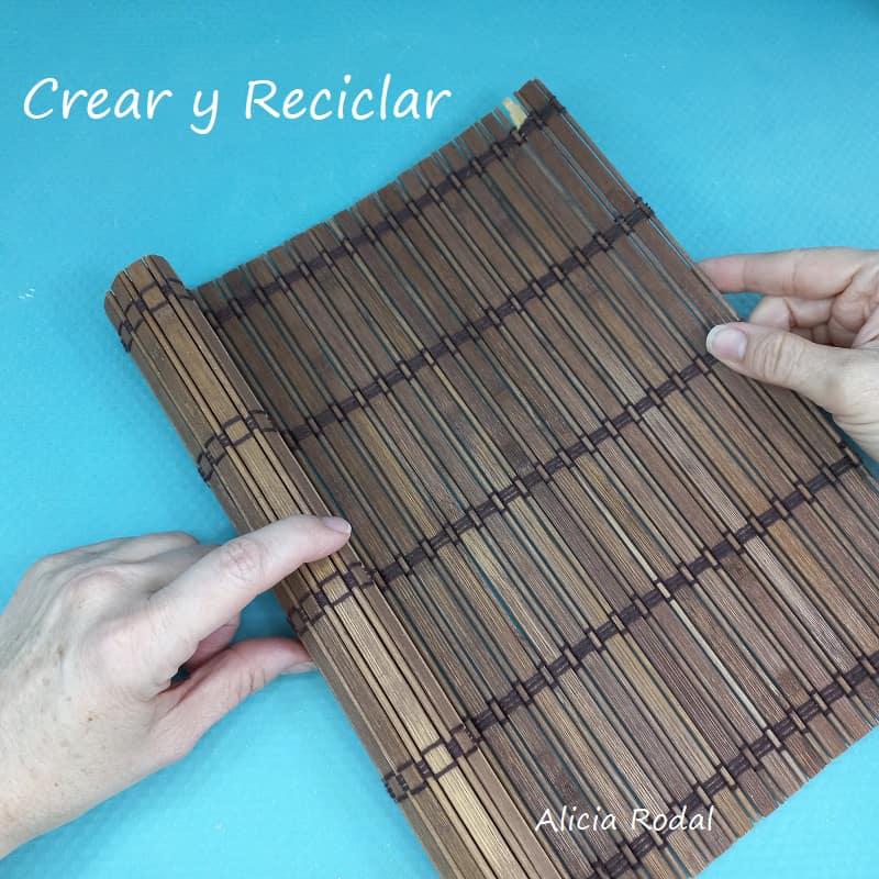 Como hacer hermosas manualidades para decorar tu casa y al mismo tiempo con varias funciones, tan solo con reciclaje. Con una lata grande de galletas o caramelos con su tapa, 2 manteles individuales de madera o bambú y la tela de yute de un saco de patatas, vamos a hacer una bella decoración para el salón, la cocina o el baño. DIY