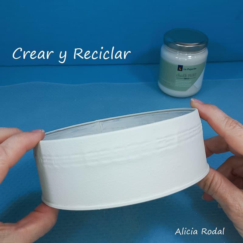 Como hacer hermosas manualidades para decorar tu casa y al mismo tiempo con varias funciones, tan solo con reciclaje. Con una lata grande de galletas o caramelos con su tapa, 2 manteles individuales de madera o bambú y la tela de yute de un saco de patatas, vamos a hacer una bella decoración para el salón, la cocina o el baño. DIY