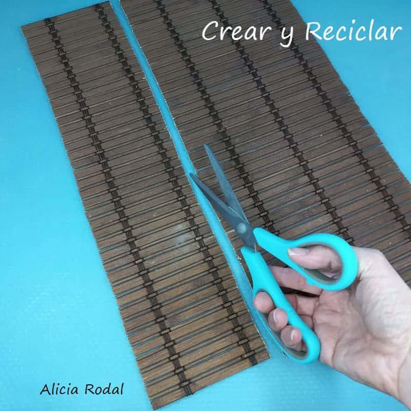 Como hacer hermosas manualidades para decorar tu casa y al mismo tiempo con varias funciones, tan solo con reciclaje. Con una lata grande de galletas o caramelos con su tapa, 2 manteles individuales de madera o bambú y la tela de yute de un saco de patatas, vamos a hacer una bella decoración para el salón, la cocina o el baño. DIY