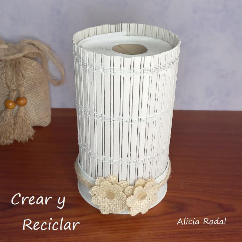 Como hacer hermosas manualidades para decorar tu casa y al mismo tiempo con varias funciones, tan solo con reciclaje. Con una lata grande de galletas o caramelos con su tapa, 2 manteles individuales de madera o bambú y la tela de yute de un saco de patatas, vamos a hacer una bella decoración para el salón, la cocina o el baño. DIY