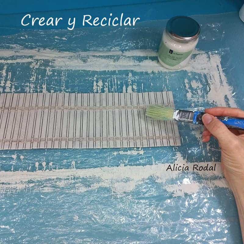 Como hacer hermosas manualidades para decorar tu casa y al mismo tiempo con varias funciones, tan solo con reciclaje. Con una lata grande de galletas o caramelos con su tapa, 2 manteles individuales de madera o bambú y la tela de yute de un saco de patatas, vamos a hacer una bella decoración para el salón, la cocina o el baño. DIY