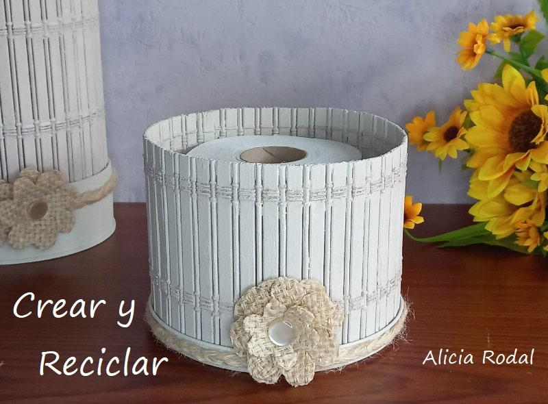 Como hacer hermosas manualidades para decorar tu casa y al mismo tiempo con varias funciones, tan solo con reciclaje. Con una lata grande de galletas o caramelos con su tapa, 2 manteles individuales de madera o bambú y la tela de yute de un saco de patatas, vamos a hacer una bella decoración para el salón, la cocina o el baño. DIY