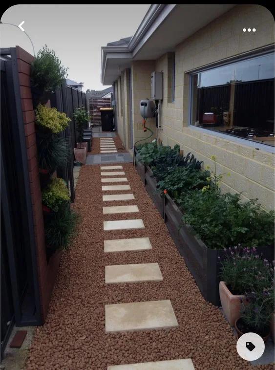 Jardín lateral con grava y piedra