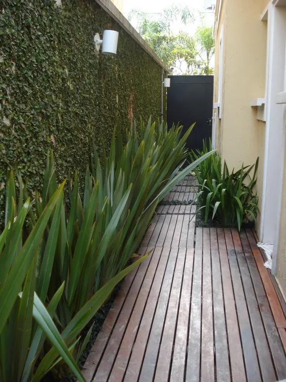 Ideas para un jardín lateral con piso de madera