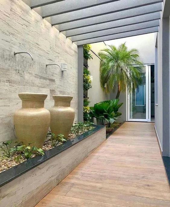 Ideas para un jardín lateral con piso de madera