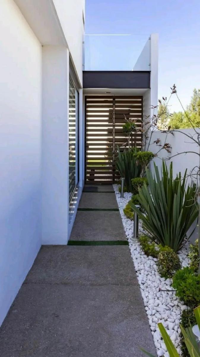 Jardines laterales de concreto