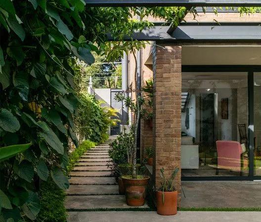 Jardines laterales de concreto