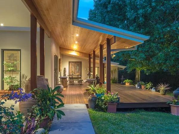 Salas conectadas con plataformas exteriores de madera