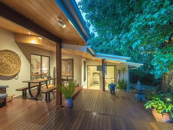 Salas conectadas con plataformas exteriores de madera