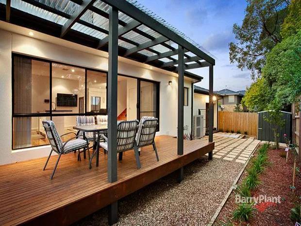 Pérgolas de exterior sobre plataformas de madera