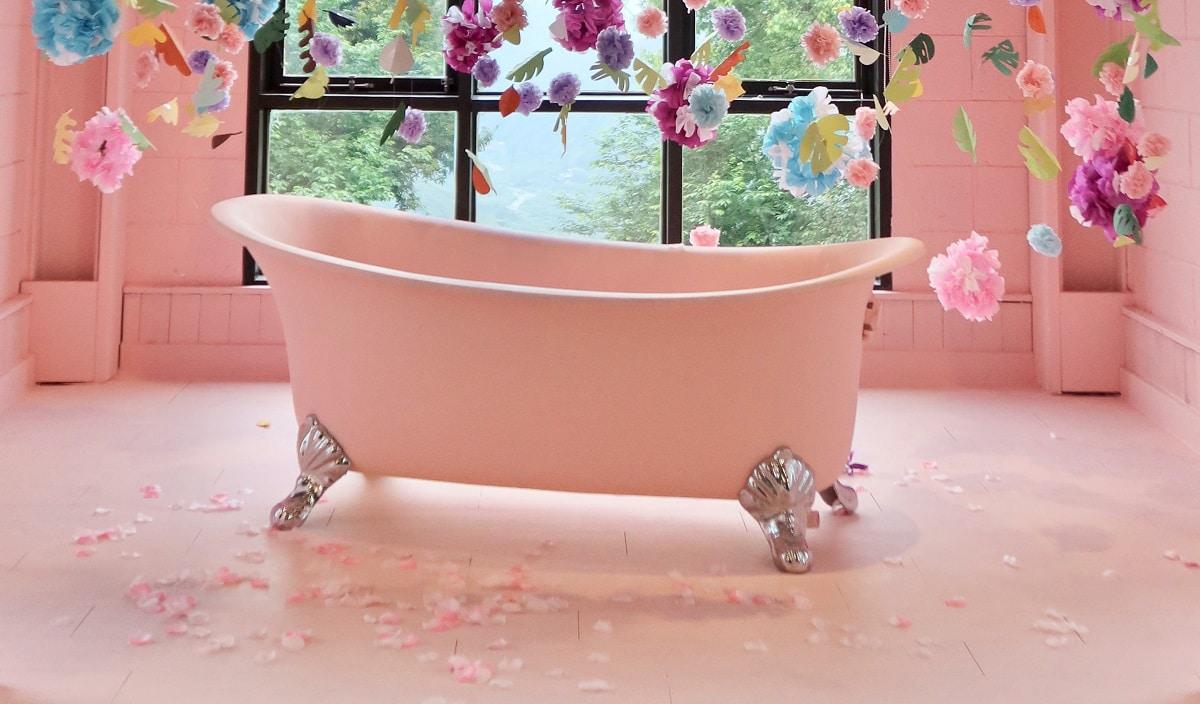 pintar-bañera-rosada-con-flores