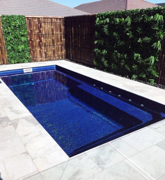 Cañas de bambú decorando el área de la piscina