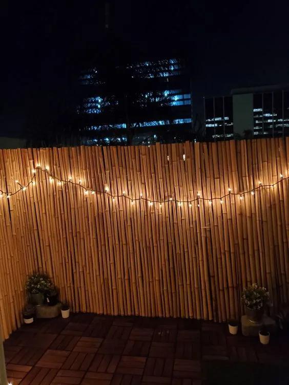 Iluminación en las cercas de bambú