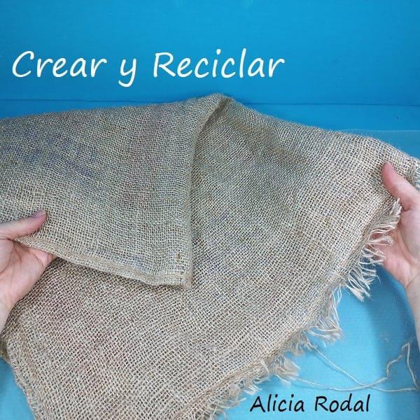 Si quieres aprender diferentes formas de hacer flores con la tela de saco, arpillera, yute o tela rústica, no te puedes perder estas sencillas ideas, estoy convencida que te van a gustar y te animarás a hacerlas. DIY