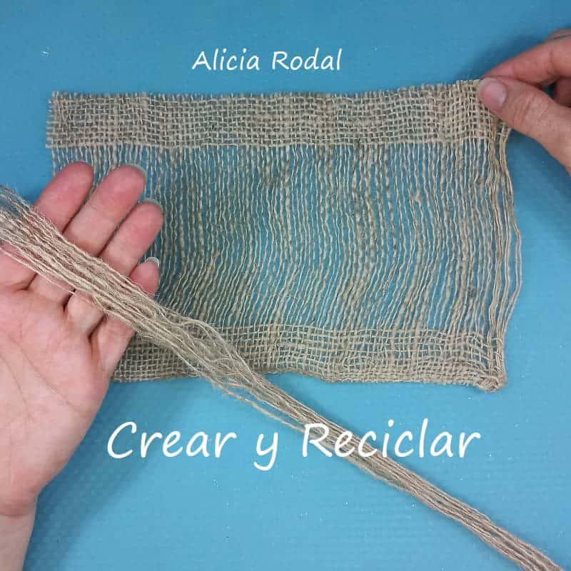 Si quieres aprender diferentes formas de hacer flores con la tela de saco, arpillera, yute o tela rústica, no te puedes perder estas sencillas ideas, estoy convencida que te van a gustar y te animarás a hacerlas. DIY