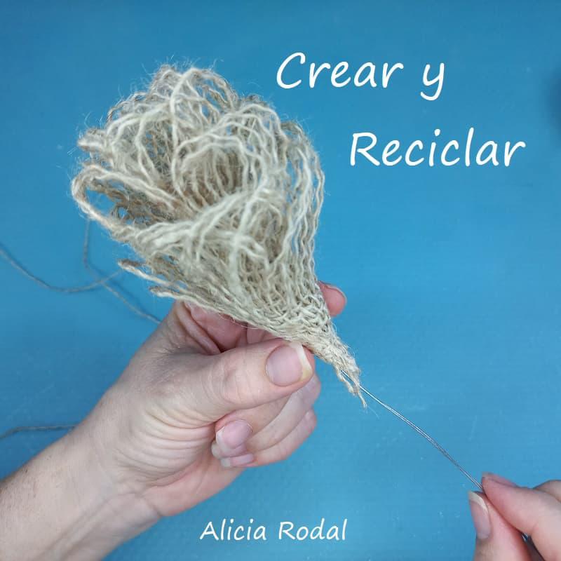 Si quieres aprender diferentes formas de hacer flores con la tela de saco, arpillera, yute o tela rústica, no te puedes perder estas sencillas ideas, estoy convencida que te van a gustar y te animarás a hacerlas. DIY