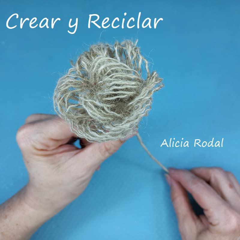 Si quieres aprender diferentes formas de hacer flores con la tela de saco, arpillera, yute o tela rústica, no te puedes perder estas sencillas ideas, estoy convencida que te van a gustar y te animarás a hacerlas. DIY