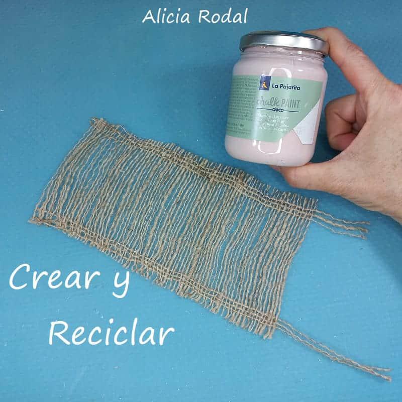 Si quieres aprender diferentes formas de hacer flores con la tela de saco, arpillera, yute o tela rústica, no te puedes perder estas sencillas ideas, estoy convencida que te van a gustar y te animarás a hacerlas. DIY