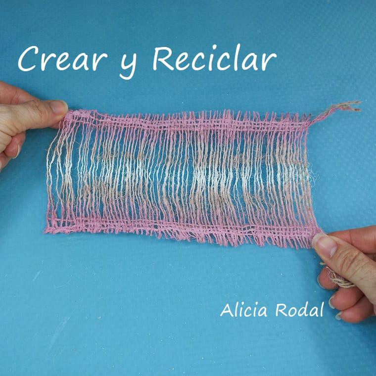 Si quieres aprender diferentes formas de hacer flores con la tela de saco, arpillera, yute o tela rústica, no te puedes perder estas sencillas ideas, estoy convencida que te van a gustar y te animarás a hacerlas. DIY