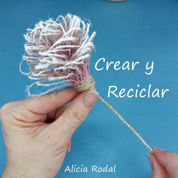 Si quieres aprender diferentes formas de hacer flores con la tela de saco, arpillera, yute o tela rústica, no te puedes perder estas sencillas ideas, estoy convencida que te van a gustar y te animarás a hacerlas. DIY