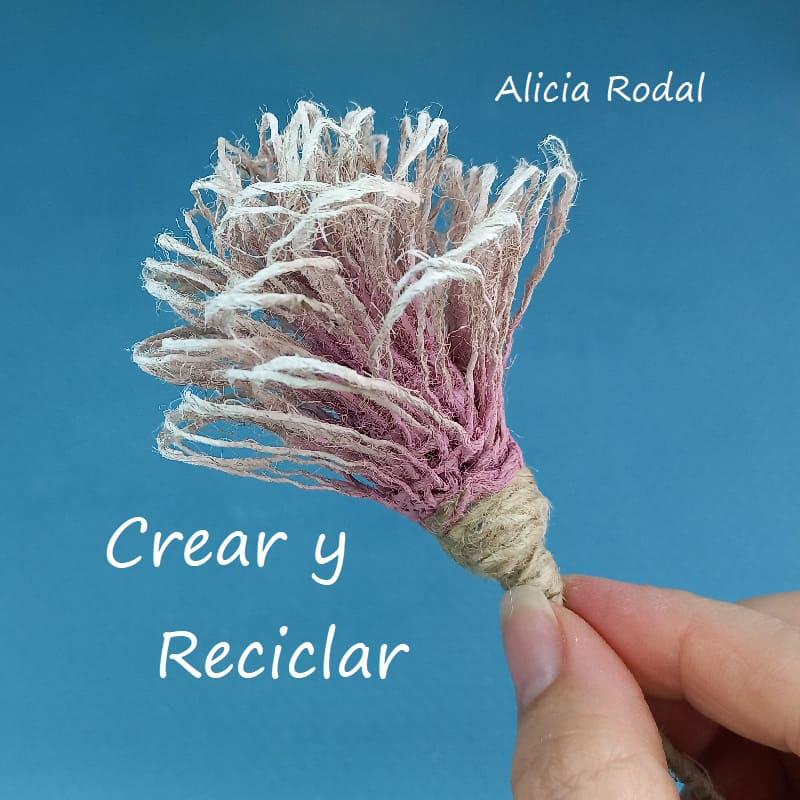 Si quieres aprender diferentes formas de hacer flores con la tela de saco, arpillera, yute o tela rústica, no te puedes perder estas sencillas ideas, estoy convencida que te van a gustar y te animarás a hacerlas. DIY