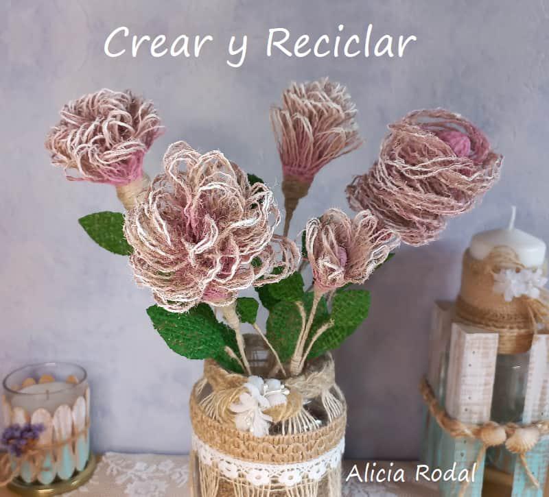 Si quieres aprender diferentes formas de hacer flores con la tela de saco, arpillera, yute o tela rústica, no te puedes perder estas sencillas ideas, estoy convencida que te van a gustar y te animarás a hacerlas. DIY