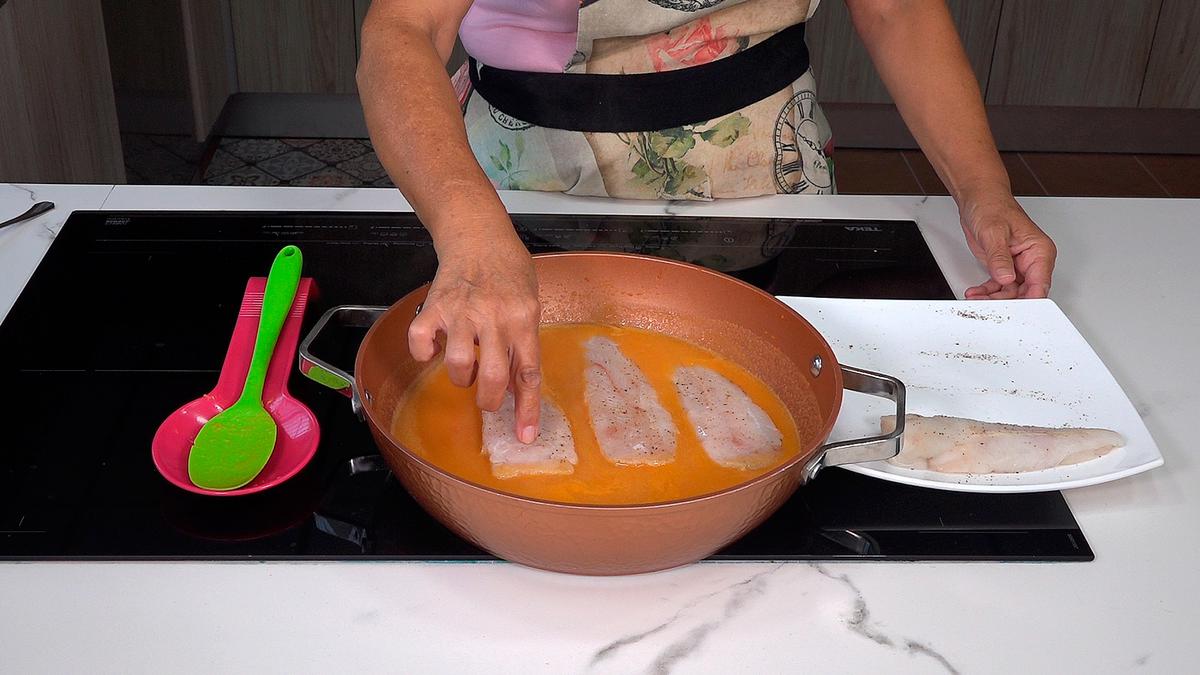 MERLUZA CON GAMBAS A LA MARINERA. Una receta fácil, rápida y económica, pero sobre todo deliciosa - Loli Domínguez - foto 4