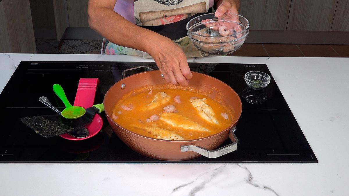 MERLUZA CON GAMBAS A LA MARINERA. Una receta fácil, rápida y económica, pero sobre todo deliciosa - Loli Domínguez - foto 5