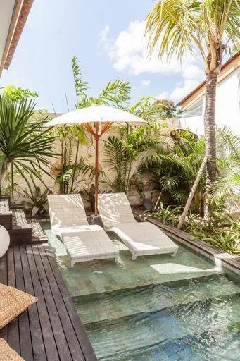 Área de piscina en jardín