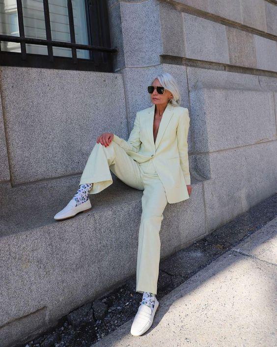 Ideas de looks en tonos claros para mujeres maduras
