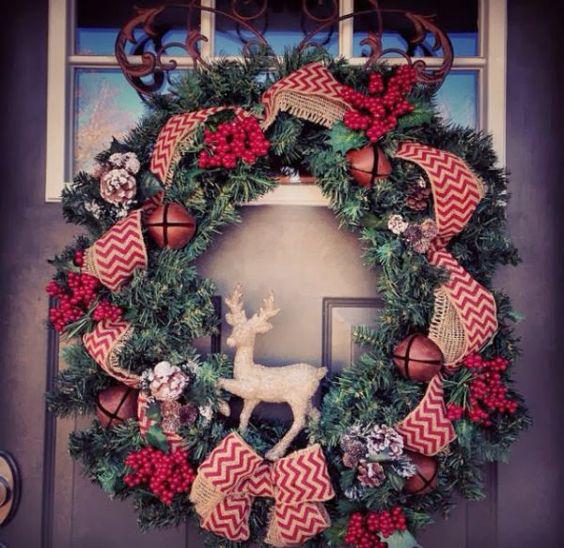 Manualidades navideñas para decorar la entrada con listones