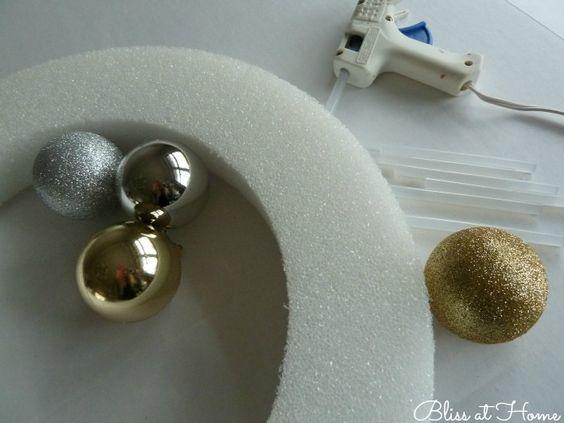 Como hacer Arreglos para la entrada de la casa en navidad con esferas