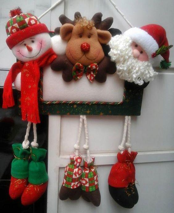 Arreglos para la entrada de la casa en navidad con monos de nieve