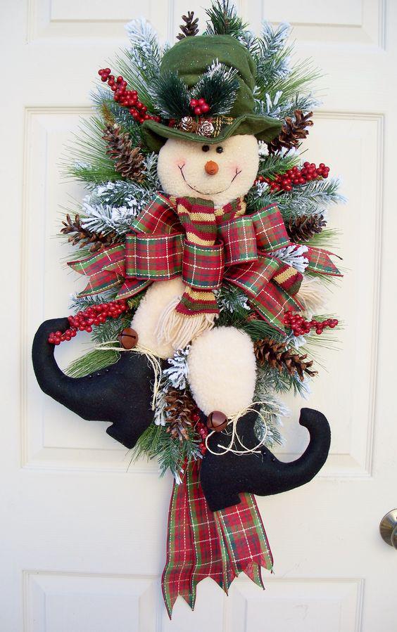 Arreglos para la entrada de la casa en navidad con monos de nieve