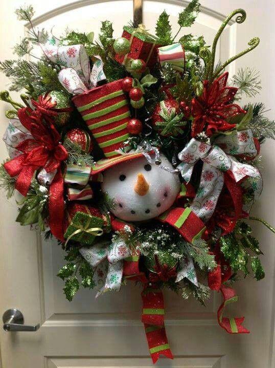 Arreglos para la entrada de la casa en navidad con monos de nieve