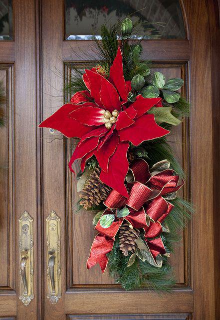 Arreglos para la entrada de la casa en navidad con noche buenas