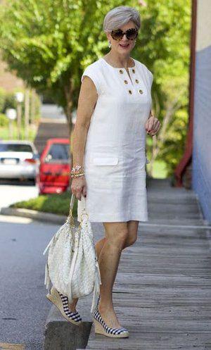 Outfits con vestidos de moda para mujeres maduras 2022