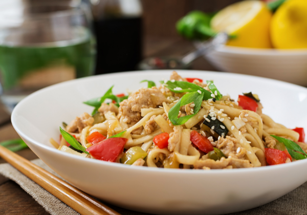 Portda de receta de atun claro con pasta y verduras