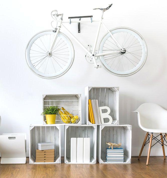 La decoración de nuestra casa debe representar quienes somos, reflejar nuestro estilo de vida, pero sobre debemos sentir a gusto en ella, a fin de cuenta es nuestro hogar. Los pequeños detalles decorativos son los que pueden marcar la diferencia, unas manualidades pueden cambiar radicalmente una habitación como el dormitorio, el salón, la cocina e incluso el cuarto de baño.