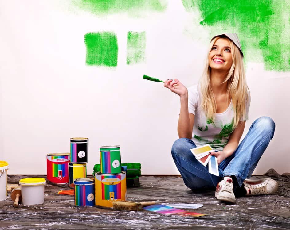 La decoración de nuestra casa debe representar quienes somos, reflejar nuestro estilo de vida, pero sobre debemos sentir a gusto en ella, a fin de cuenta es nuestro hogar. Los pequeños detalles decorativos son los que pueden marcar la diferencia, unas manualidades pueden cambiar radicalmente una habitación como el dormitorio, el salón, la cocina e incluso el cuarto de baño.