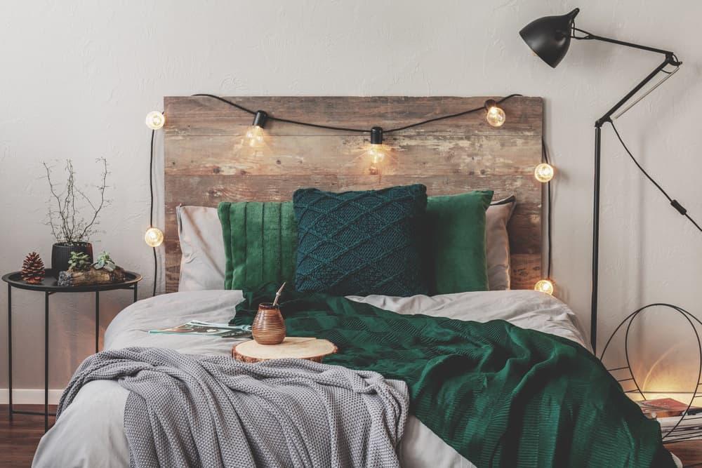 La decoración de nuestra casa debe representar quienes somos, reflejar nuestro estilo de vida, pero sobre debemos sentir a gusto en ella, a fin de cuenta es nuestro hogar. Los pequeños detalles decorativos son los que pueden marcar la diferencia, unas manualidades pueden cambiar radicalmente una habitación como el dormitorio, el salón, la cocina e incluso el cuarto de baño.