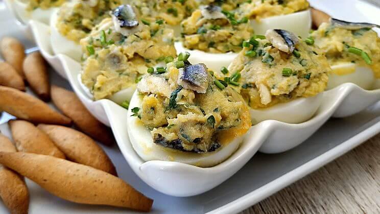 Huevos rellenos de boquerones en vinagre