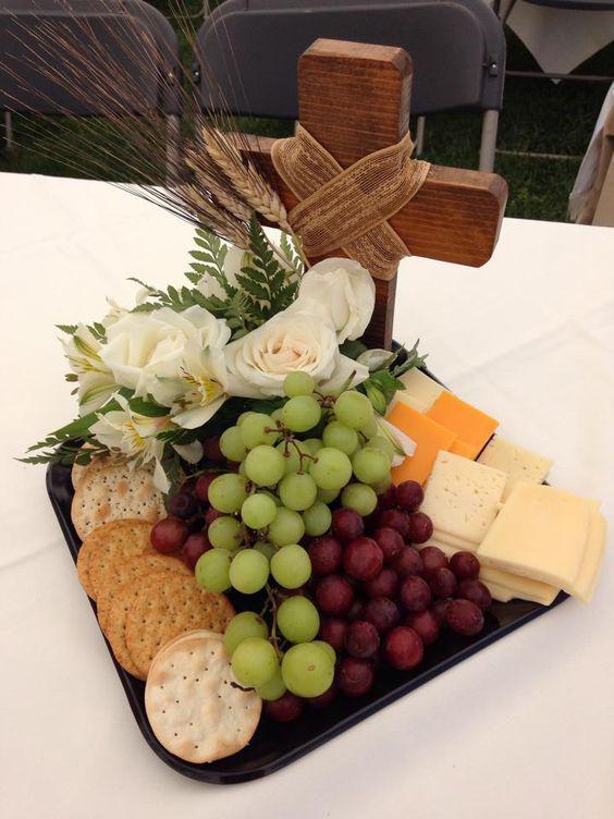 Cruces de madera como centro de mesa para primera comunión
