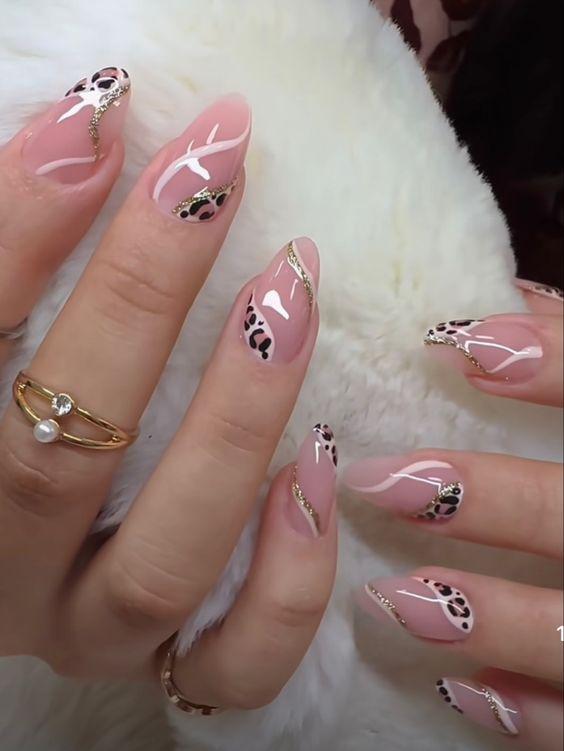 Uñas postizas almendradas pre-diseñadas