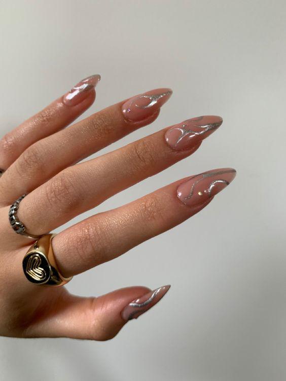 Uñas almendradas postizas en gel
