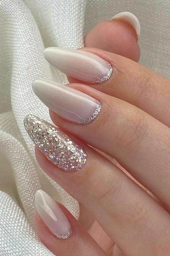 Uñas almendradas postizas en gel