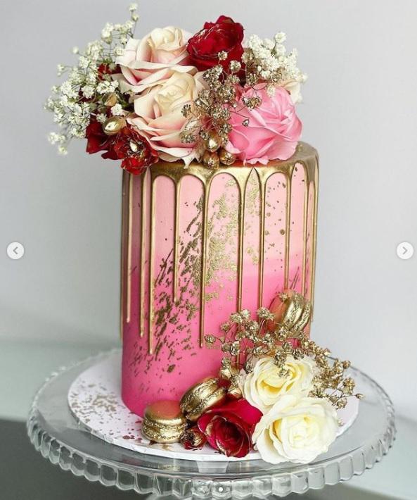 Diseños de pasteles modernos con flores naturales