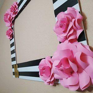 Marco para selfie con flores color fucsia