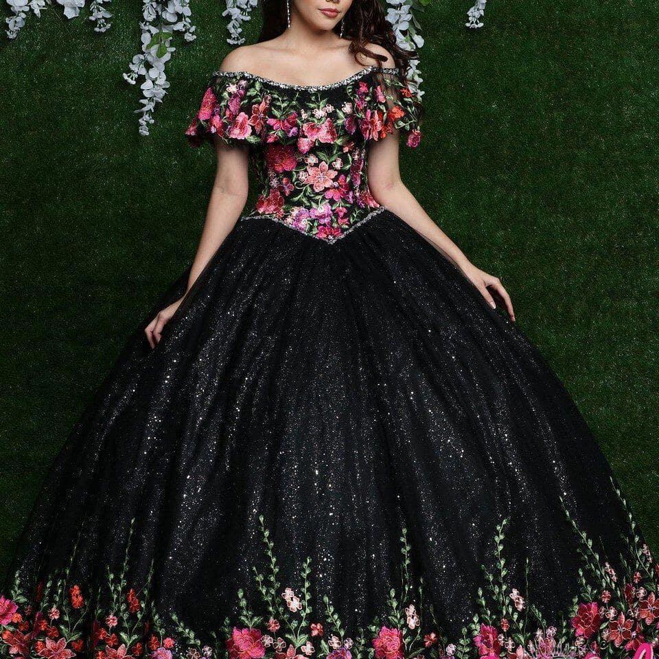 Cómo lucir un vestido con toques fucsia